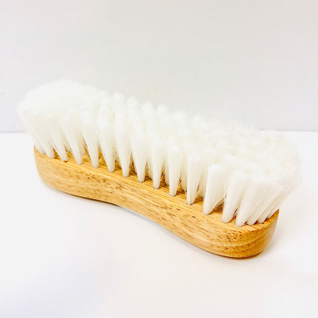 Lettia Face Brush Wood Back Metal Logo